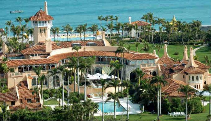 Mar-a-Lago v Palm Beach. Private Club hotel. Povedzme, že sa odhaduje na 200 miliónov. $. To je zisk vo výške $ 15 miliónov. Dolárov za rok. (Image Source - Yandex-obrázky)