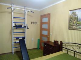 Ako usporiadať priestor malú spálňu: priestranná šatníková skriňa, manželská posteľ a priestor pre fitness