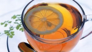 Ak pravidelne piť čaj s citrónom v dopoludňajších hodinách, môžete výrazne zlepšiť stav pokožky. On dáva silu a pružnosť pokožky a zabraňuje zmeny súvisiace s vekom. 