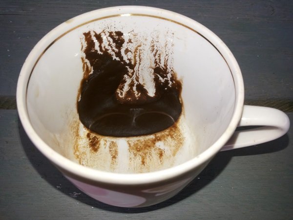 Kávová usadenina ako spôsob, ako prilákať červami