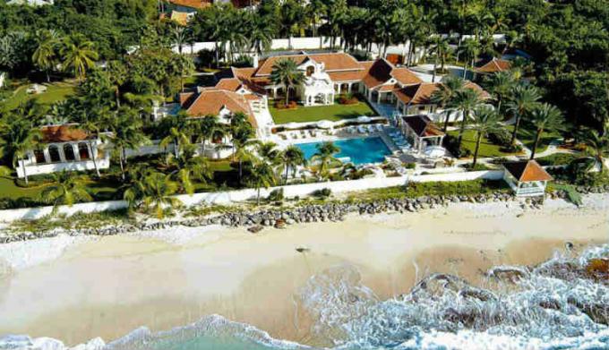 Le Chateau de Palmer v St. Maarten. 45 Americký prezident sám seba nazýva túto vilu, "povedal jeden z najväčších súkromných rezidencií na svete." Cena prenájmu za údery je 28000 Americké peniaze. Nájom je možný po dobu najmenej 5 dní. (Image Source - Yandex-obrázky)