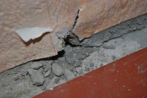 Medzera medzi podlahou a stenou: čo opraviť, aby nedošlo k prievanu, vlhkosti, hmyzu