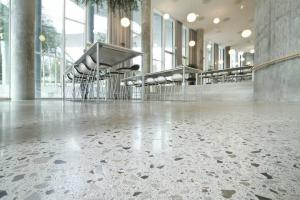 Leštený betón: ako vytvoriť lacnú a originálne podlahu