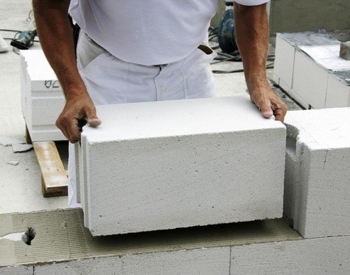 Silný šev znižuje súčiniteľ tepelného odporu stenových betónových blokov je 25%, čo vedie k zvýšeným nákladom na vykurovanie.