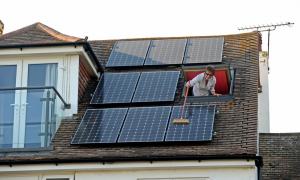 Solárne panely v ekologických domoch budúcnosti sa stáva nutnosťou, nie luxusom