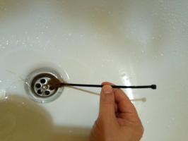 Jednoduchý, ale veľmi účinný spôsob, ako vyčistiť mozgov v kúpeľni vlasov bez sťahovania sifón.