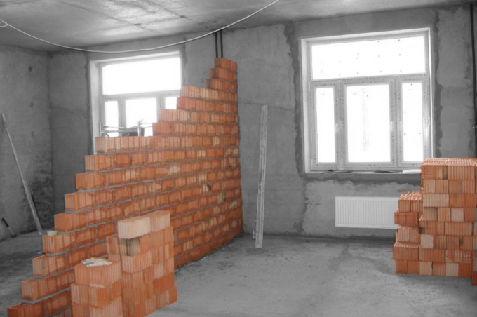 Inštalácia tehlovej stene. Foto služby s Yandex obrázkami.