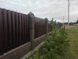 Konečná podoba plotu blokov "premyje Concrete" a metalloshtaketnika