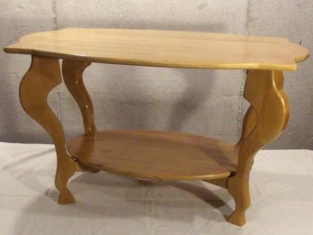 konferenčný stolík vyrobený z borovice