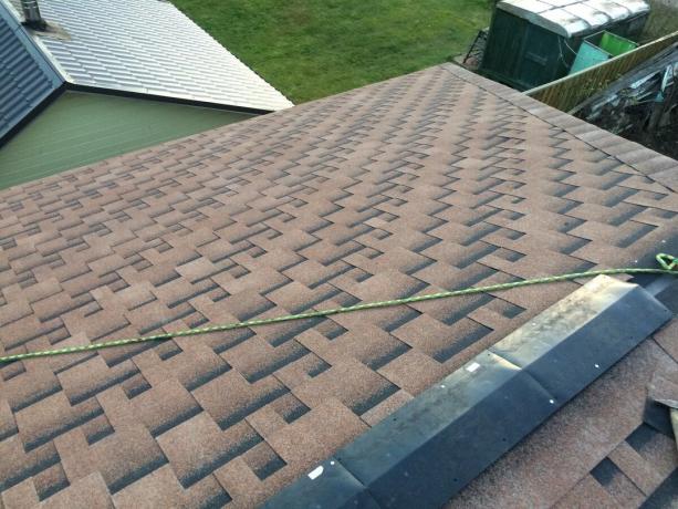Inštalácia ventilačného hrebeňa pre mäkké strechy.