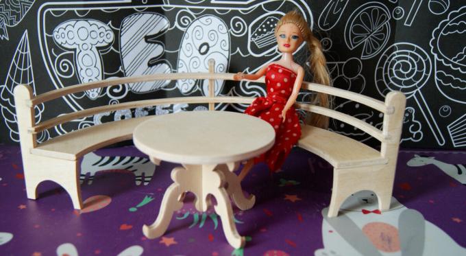 Nábytok pre bábiky s vlastnými rukami - bábkové stôl a lavice