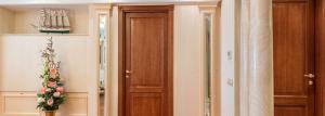 Interiérové ​​drevené dvere - pripomínajú rozpočtovú disk