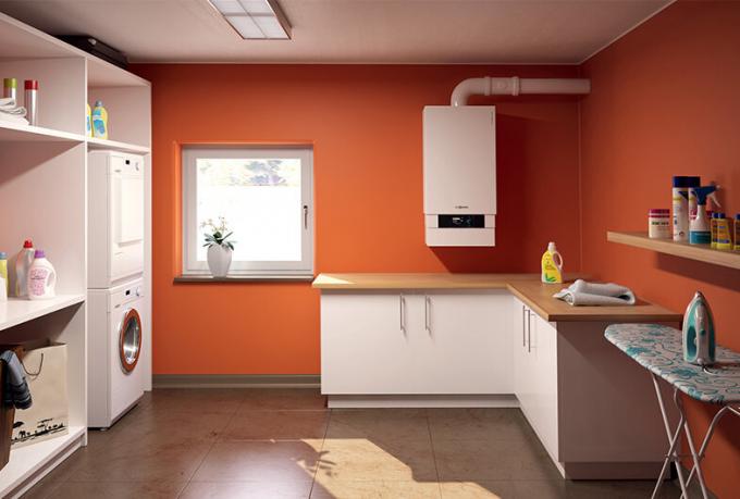 Plynový kotol vpísaný do oranžovo-biely interiér