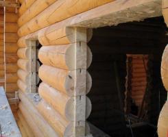 Montáž dverí v drevenom dome. Čo robiť, aby sa zabránilo klin?