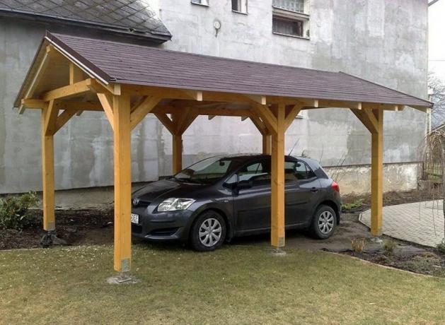 Otvorená garáž pre jedno auto vyrobené z dreva