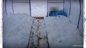 Nakidyvanie v snehu v skleníku