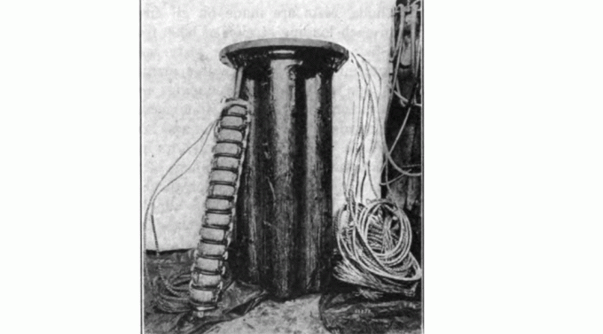 Kontajner na umiestnenie cievok Pupin. 14 cievok bolo navinutých na vreteno (opretých o telo), sedem vretien bolo vložených do tela naplneného olejom umiestneného na jednom z vlascov každých 800 stôp (1 800 m)