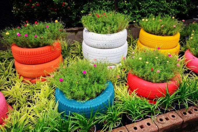 Najčastejšie využitie pneumatík v krajine - s kvetinovým záhonom kvetov