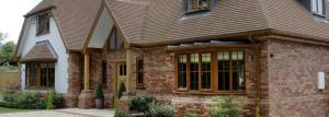 Ponúka montáž okien v kamenných a drevených zrubových domov