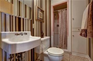 Unbanal a bezpečne! Netkanej tapety na stenách kúpeľne. 6 brilantné riešenie