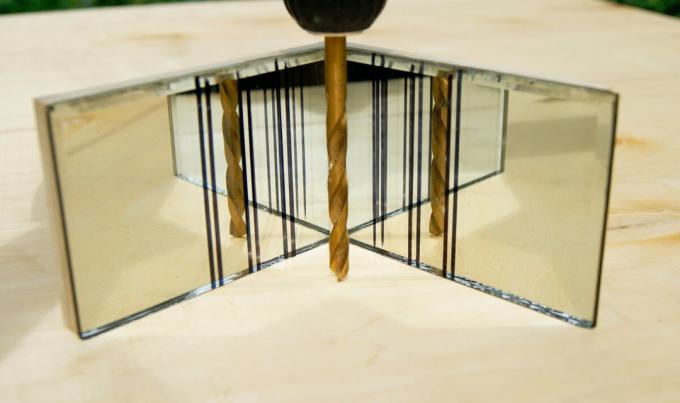 Dve zrkadlá so zárezmi - domáce vyrobené zariadenie na vŕtanie dier v pravom uhle