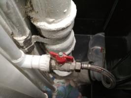 Chrániť ventil pred úniky vody do bytu. Kontrola funkcie ventilu