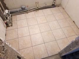 Oprava kúpeľne: rad dlaždíc na podlahy a steny. Zápasia s nedbanlivosťou zamestnanca