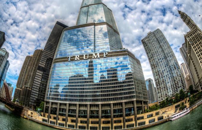 To je budova, kde Trump apartmán zaberá 3 podlažia v nadstavbe na horných poschodiach. (Image Source - Yandex-obrázky)
