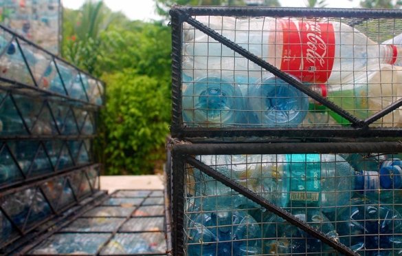 V jednom dome vývojári trvalo 10 tisíc. plastových fliaš.