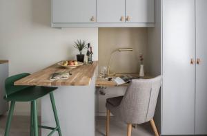 Kto povedal, že v malej kuchyni nie je možné, aby si pohodlný a estetický jedálenský kút. 6 praktické nápady, ako riadiť