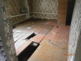 Opravy v dome, ktorý nebol vhodný na bývanie, sa rozhodol začať z dôvodu výmeny podlahy