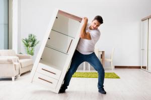 Ako presunúť ťažký nábytok a aby nedošlo k poškodeniu podlahy