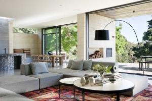 Ako je usporiadaná austrálska obývacia izba. A prečo sa tvorbe jeho dizajnu venuje veľa času?