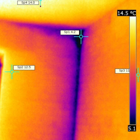 Termovízne prieskum miestnosti, lemované GCR. V rohu - miesto hromadeniu vlhkosti na stojan na stole pod varnou kanvicou. A v dôsledku toho - na tepelného mosta (modrá)