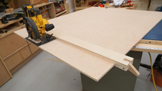 z miesta - https://ibuildit.ca/projects/how-to-make-a-straightedge-guide/