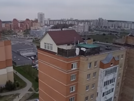 Preplánovať bieloruština: súkromný dom na streche výškových budov