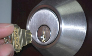 Ako efektívne získať zlomený kľúč zo zámku dverí?