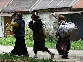 Čo sa vlastne Cigáni idú od dediny k dedine a požiadať staré vankúše a periny.