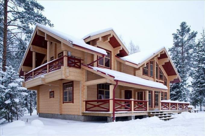 Dom Vrstvené drevo teplo, silného a spoľahlivého. Navonok tento dom vyzerá veľmi reprezentatívne.
