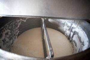 Postupne sa pridáva mlieko kvasené mliečne srvátky. Po zmiešaní sa obsah baliť. 