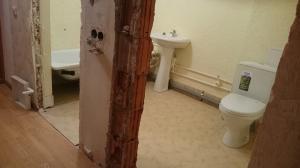 Byt v novostavbe sa vzdal s kombinovaným kúpeľňou a WC, ktoré je potrebné opraviť
